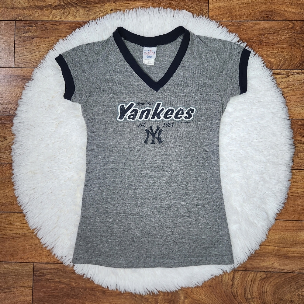 MLB by Campus Lifestyle Womens NY Yankees V neck fitted t shirt